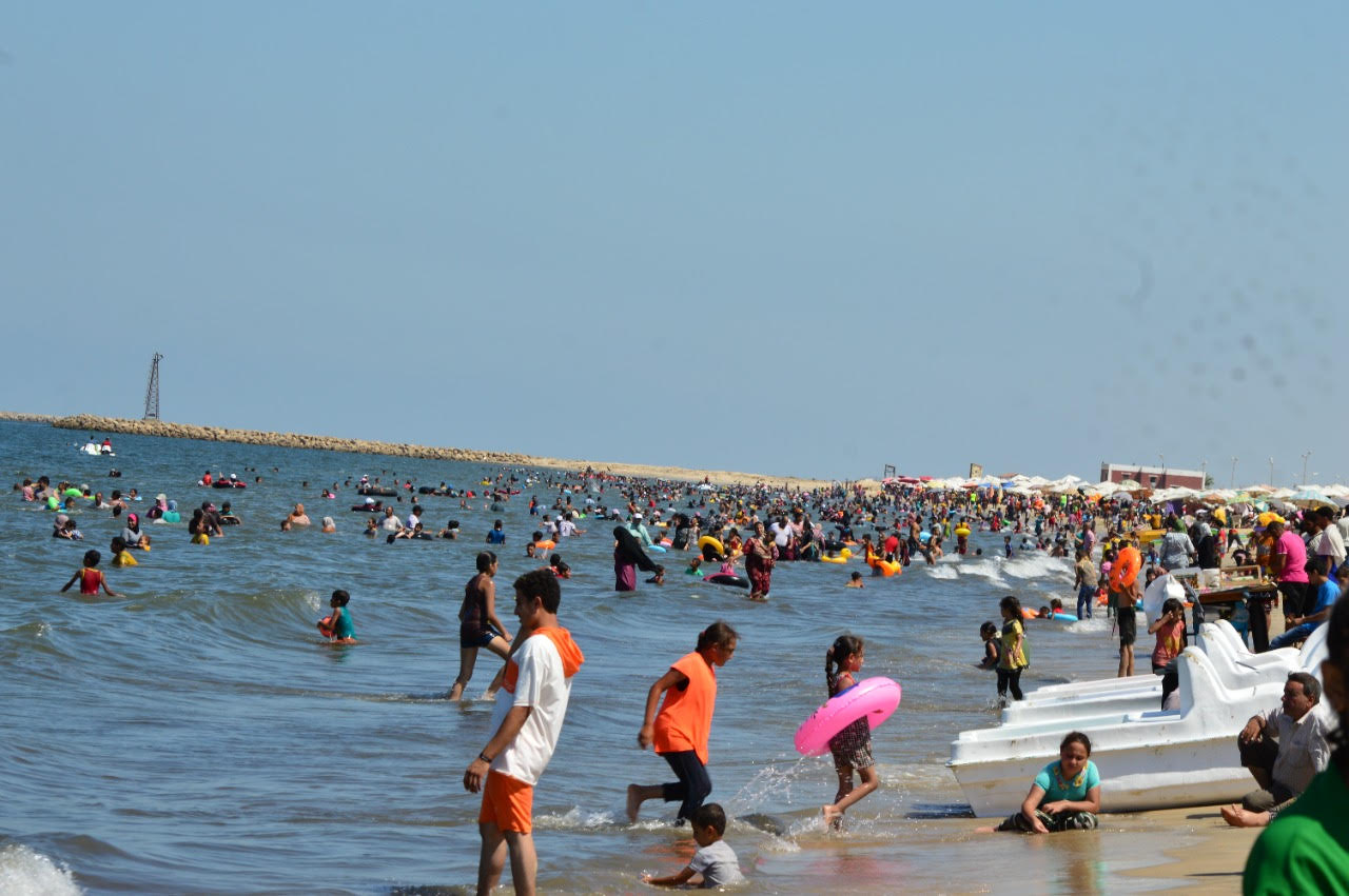 المصطافون يتوافدون على شاطئ بور فؤاد (1)