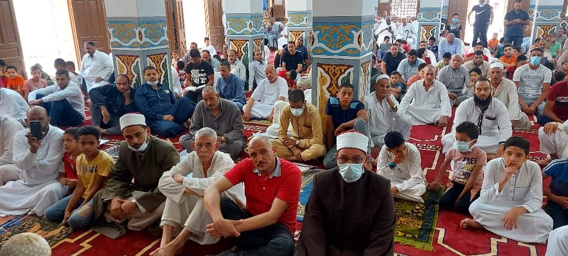 المصلين فى مسجد أبيس عقب افتتاحه