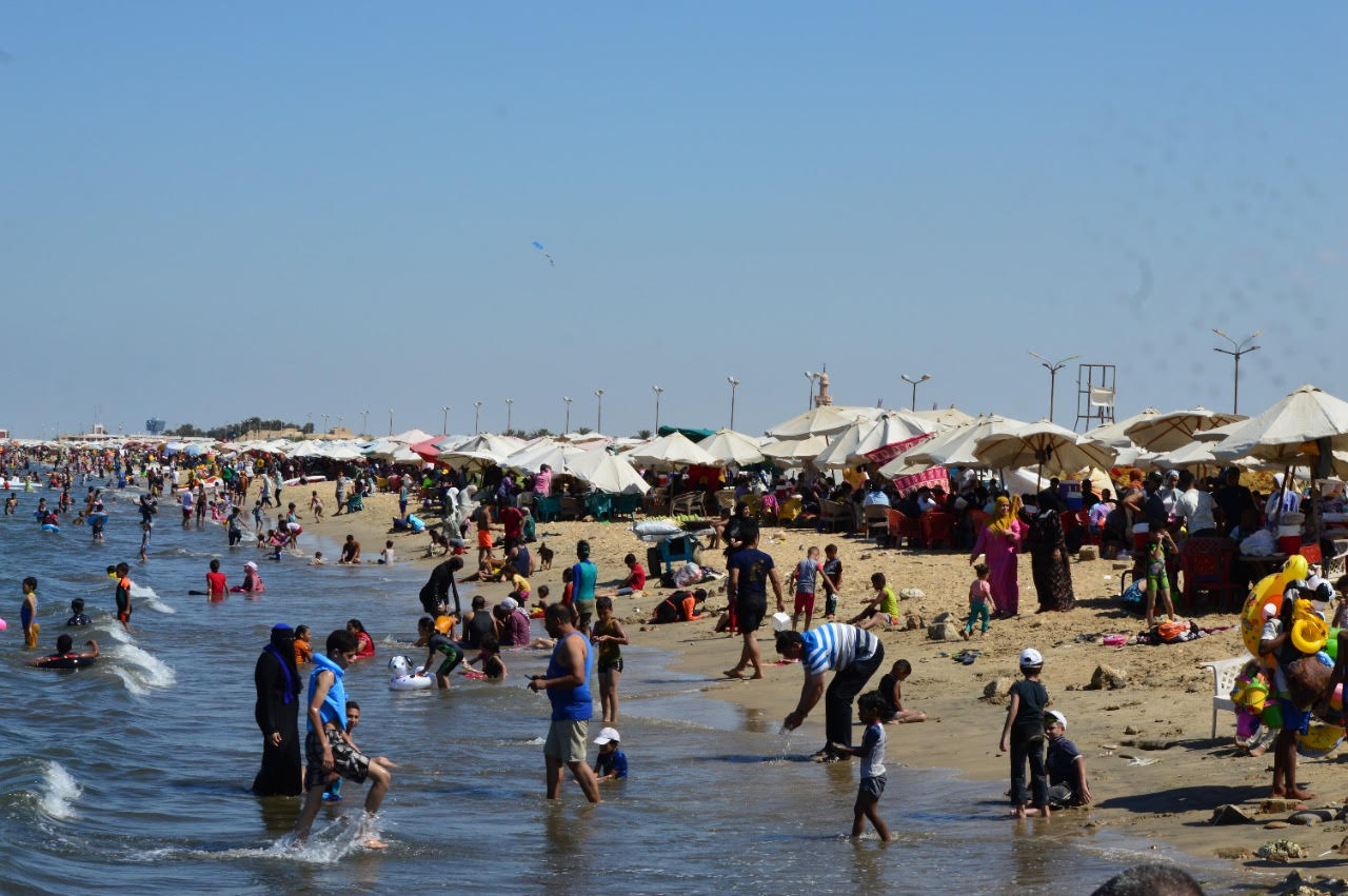 المصطافون يتوافدون على شاطئ بور فؤاد (6)