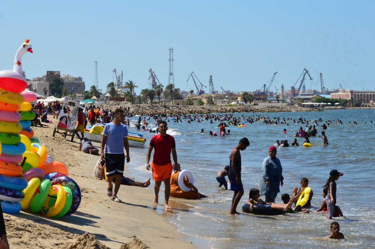 المصطافون يتوافدون على شاطئ بور فؤاد (2)