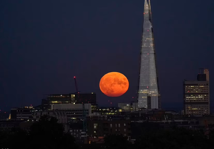 القمر العملاق فوق لندن
