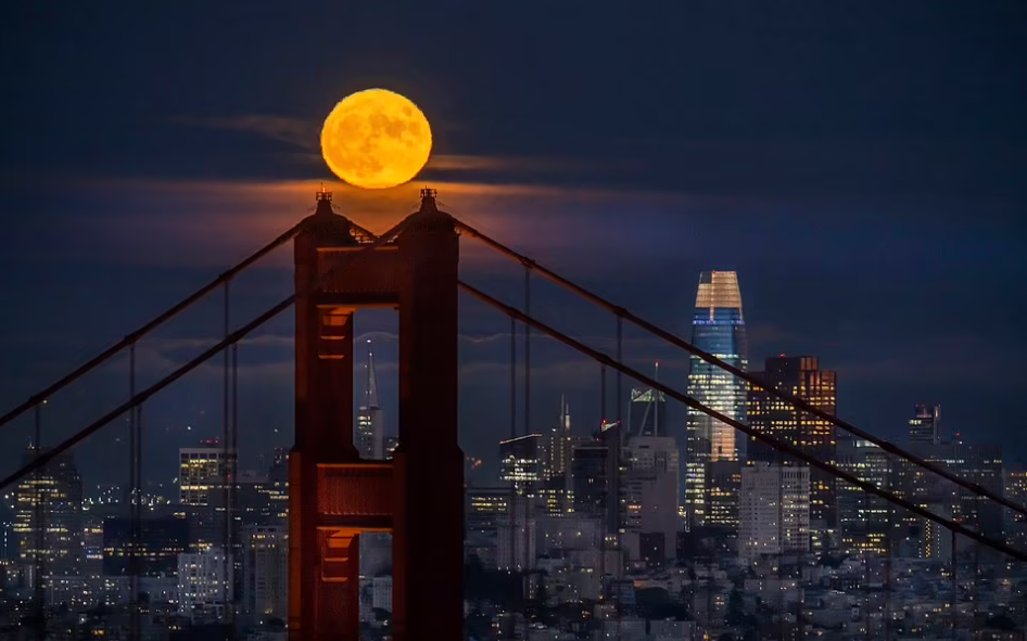 القمر العملاق فوق جسر غيت، سان فرانسيسكو