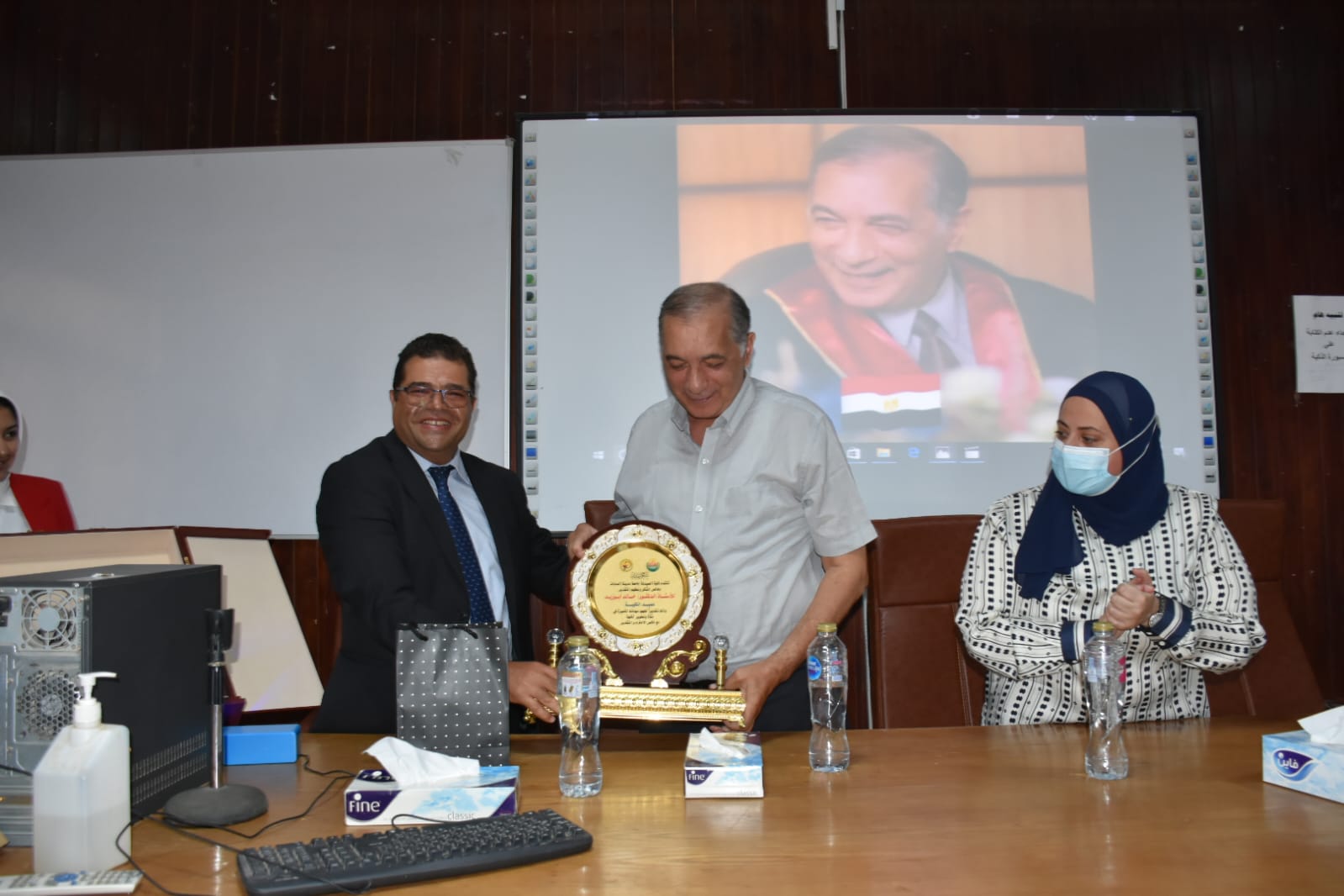 تكريم عميد كلية صيدلة جامعة مدينة السادات (4)