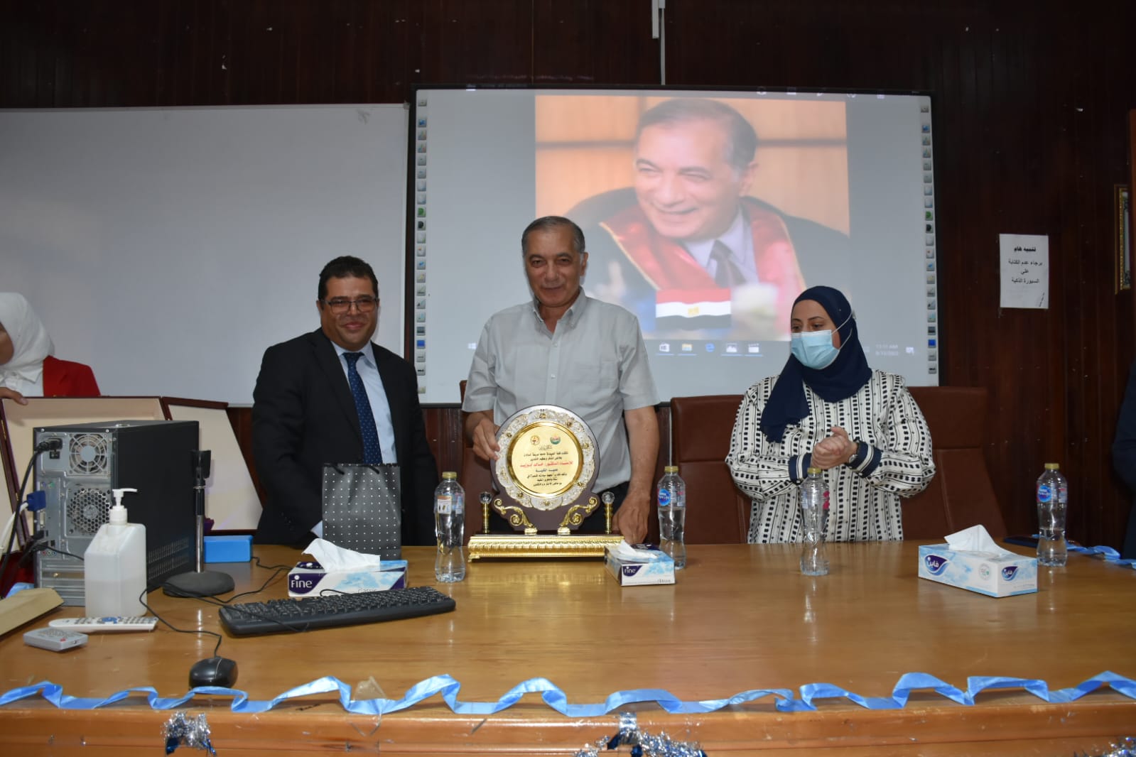 تكريم عميد كلية صيدلة جامعة مدينة السادات (3)
