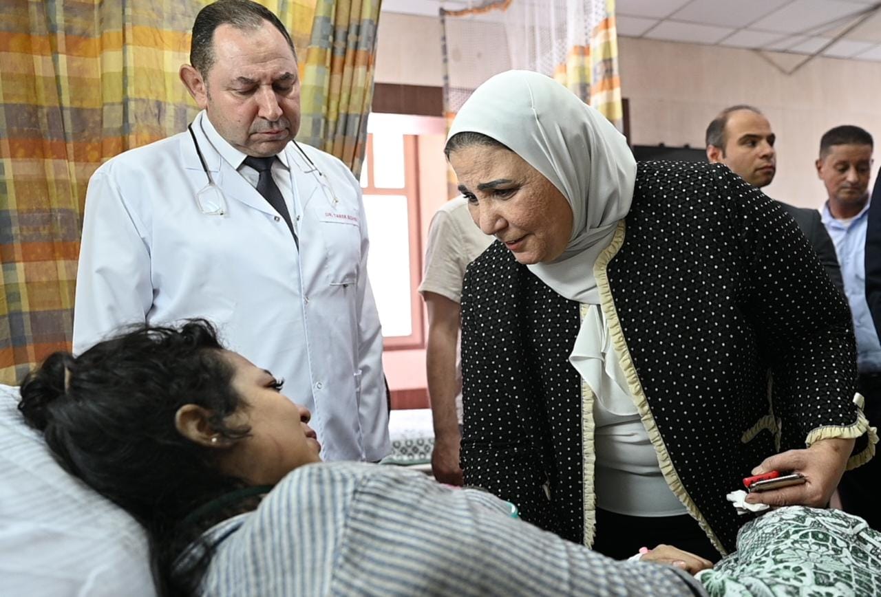 وزيرة التضامن تتحدث لإحدى  المصابين فى حادث كنيسة أبو سيفين