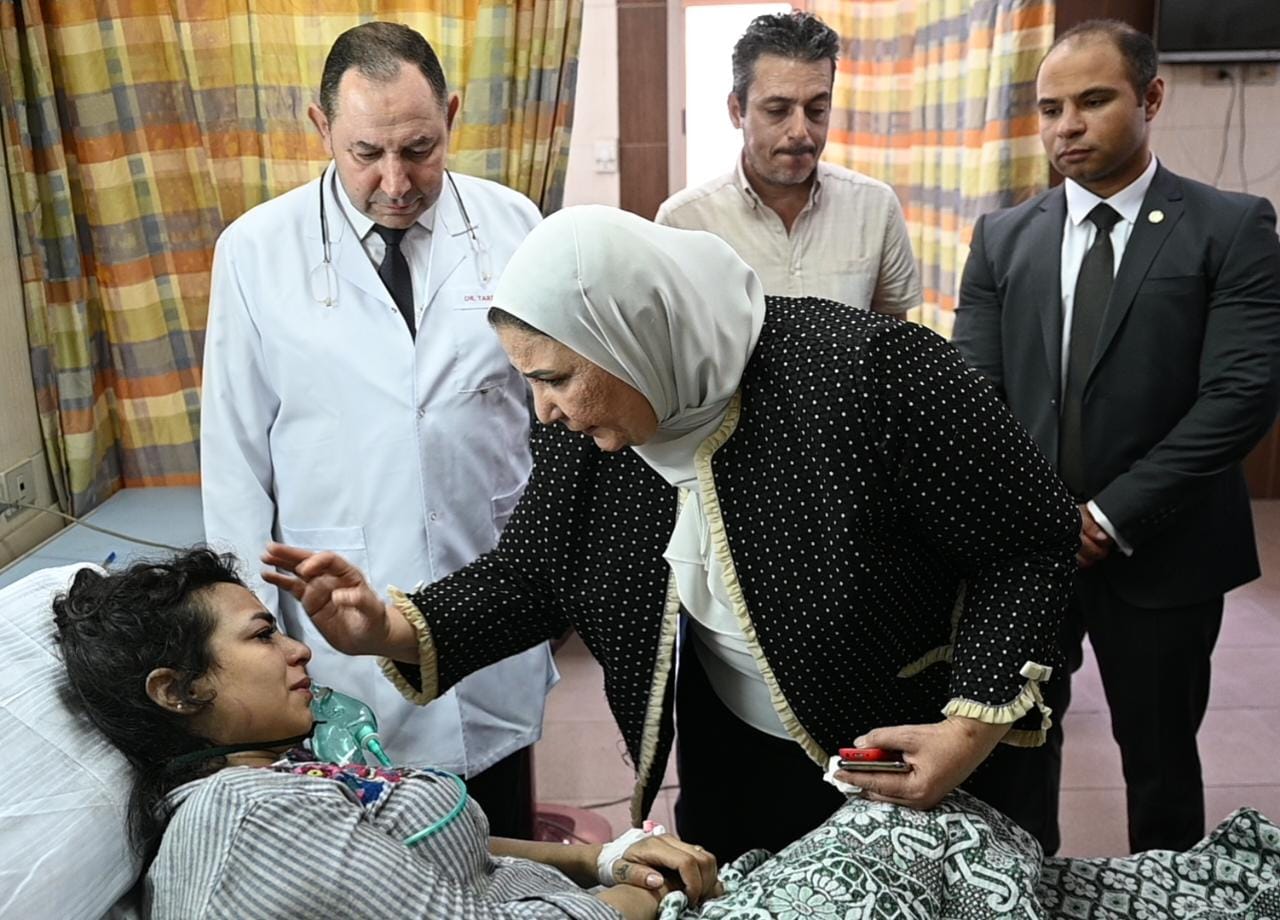 وزيرة التضامن تتحدث لإحدى المصابين فى حادث كنيسة أبو سيفين