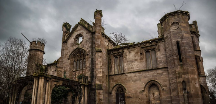 الدير القوطي فى اسكتلندا صممه جيمس جيليسبي جراهام في عام 1820 ويضم أبراجًا في كل زاوية