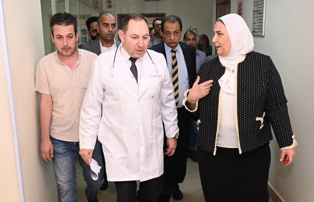 وزيرة التضامن تطمئن على المصابين من مدير المستشفى