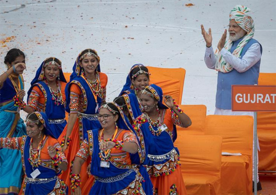 رئيس الوزراء الهندي ناريندرا مودي يلتقي بفنانين شعبيين