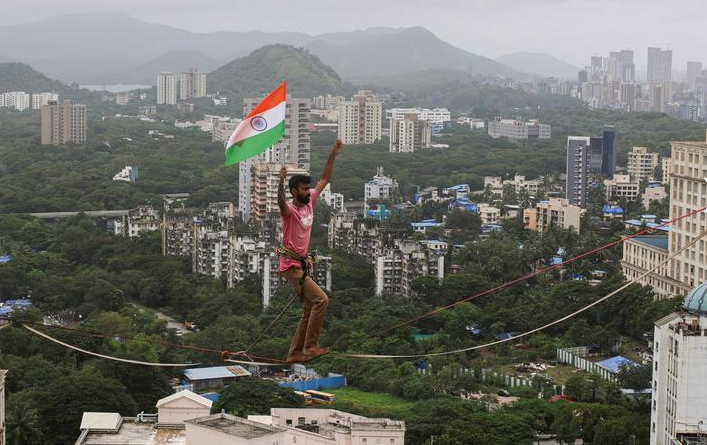 يمشي على حبل حاملاً علم الهند للاحتفال بعيد استقلال البلاد الخامس والسبعين في مومباي