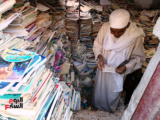 مدرس-أزهري-بالمعاش-يحتفظ-بآلاف-الكتب-والمجالات--(2)