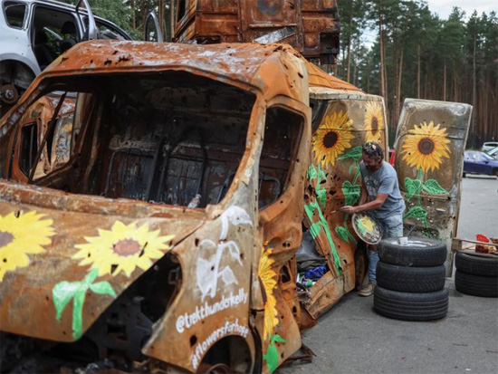 الرسم على سيارات أوكرانيا التي دمرتها الحرب