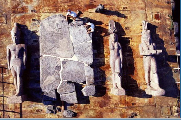 بعض التماثيل التى تم انتشالها من أبوقير