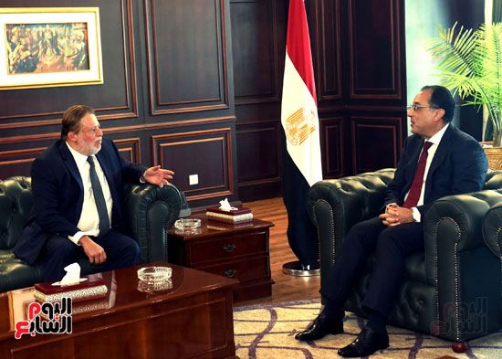 رئيس الوزراء يلتقي حسن عبد الله القائم بأعمال محافظ البنك المركزي (2)