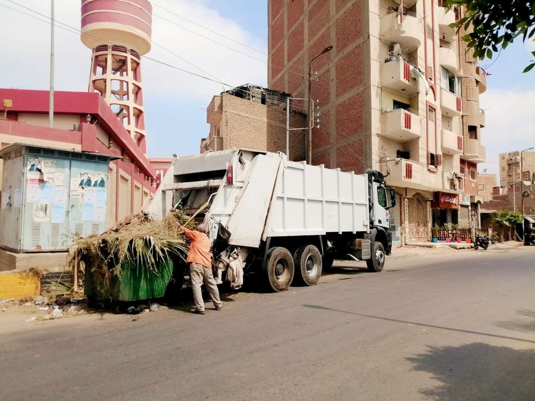 فض سوق عشوائى ورفع مخلفات القمامة ومصادرة معدات بناء بحي ثان المحلة  (1)