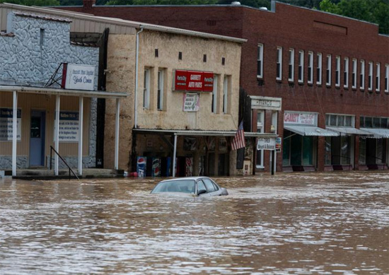 فيضانات تغوص بها السيارات فى ولاية كنتاكي الأمريكية
