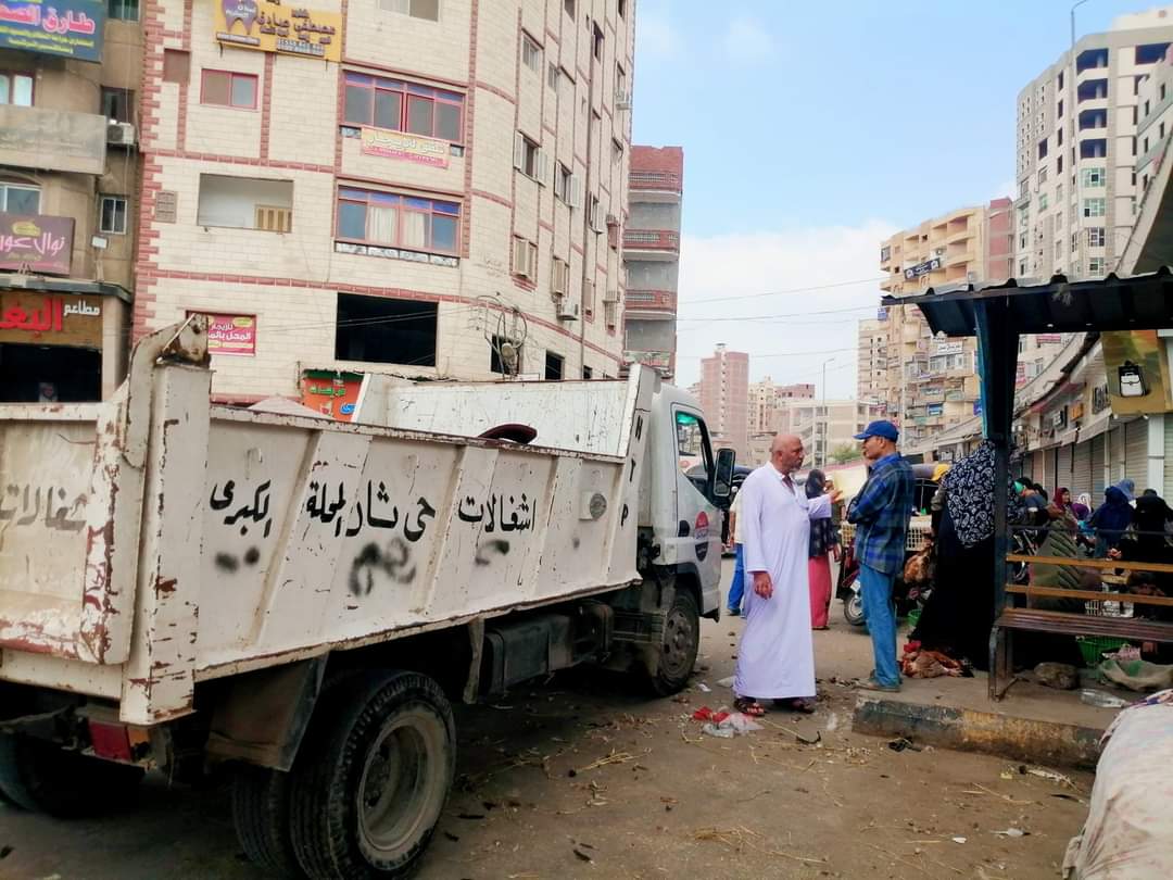 فض سوق عشوائى ورفع مخلفات القمامة ومصادرة معدات بناء بحي ثان المحلة  (3)