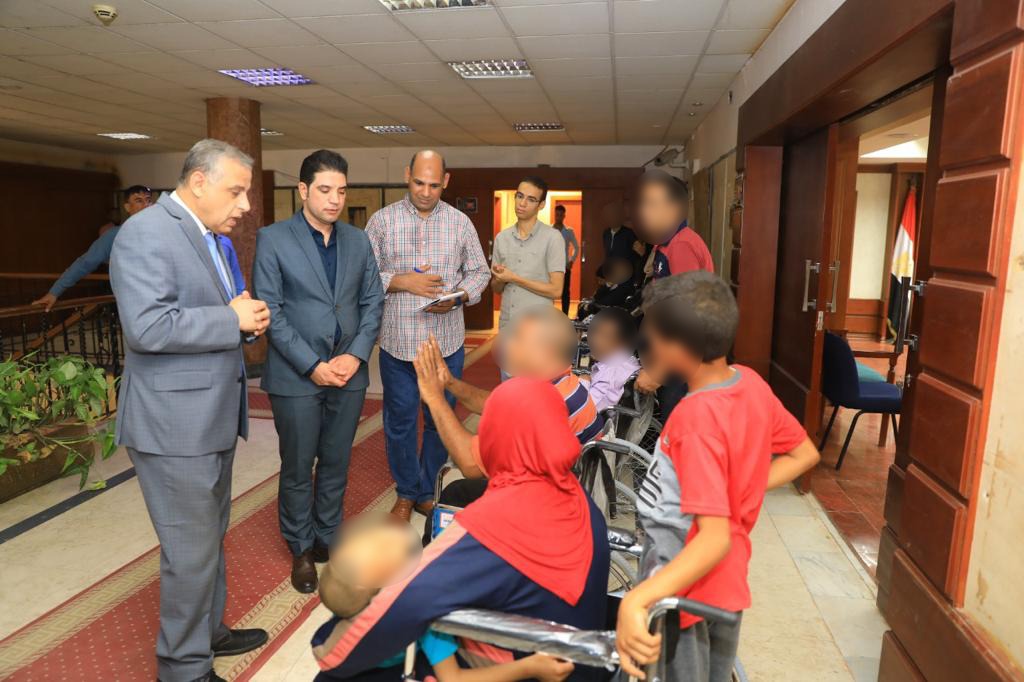 محافظ سوهاج يسلم 12 كرسي متحرك بالمجان للأشخاص ذوي الهمم  (3)