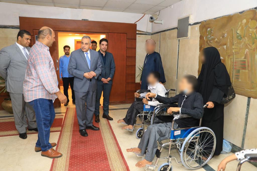 محافظ سوهاج يسلم 12 كرسي متحرك بالمجان للأشخاص ذوي الهمم  (4)
