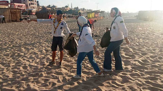 شباب-ينظفون-الشاطئ