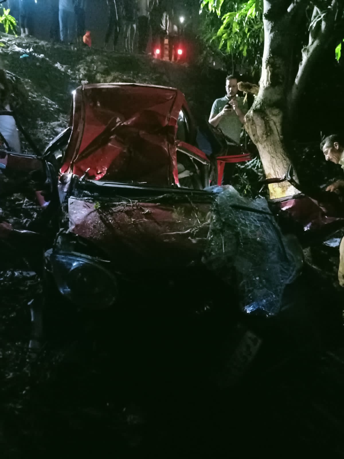 جانب من حادث انقلاب سيارة على طريق الإسماعيلية الزقازيق الزراعى (4)