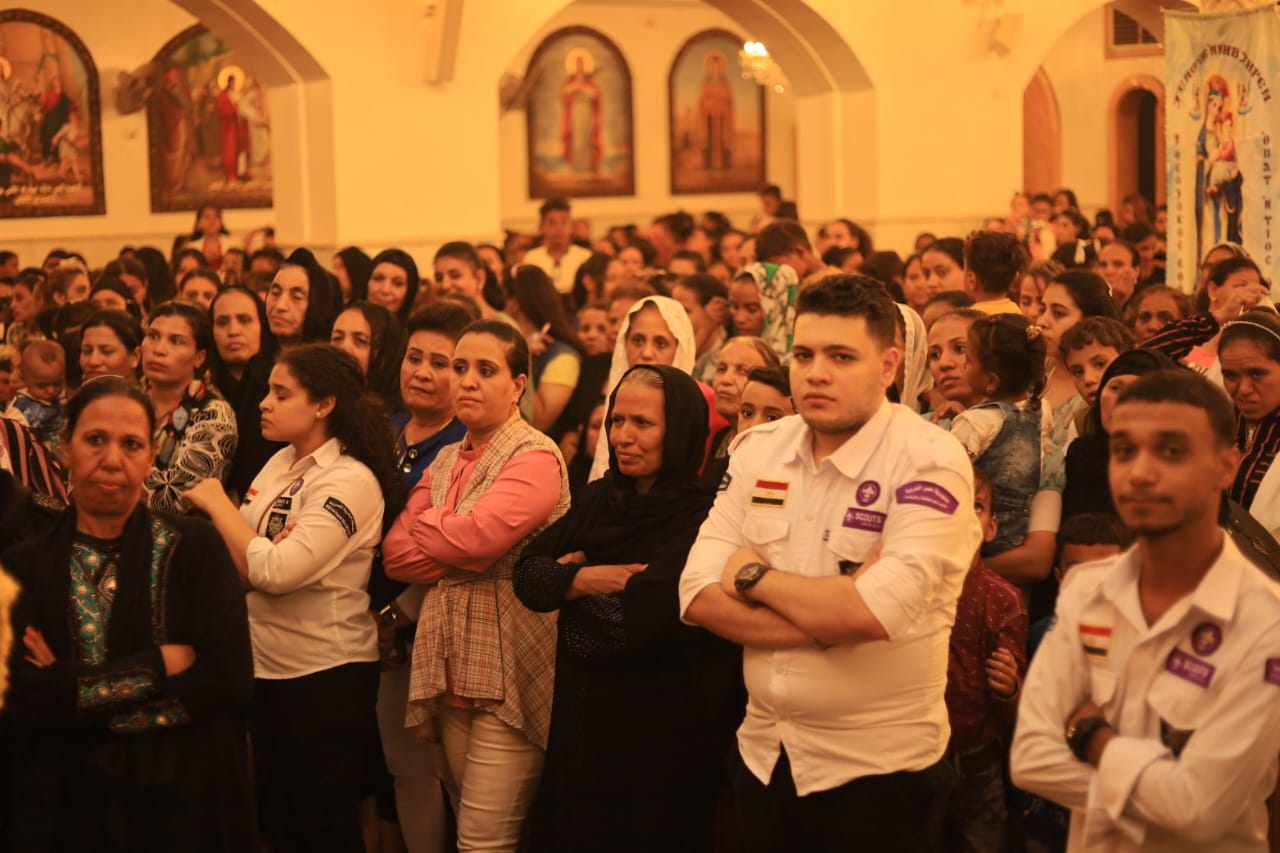 شعب الكنيسة خلال الاحتفال بعيد صعود العذراء مريم
