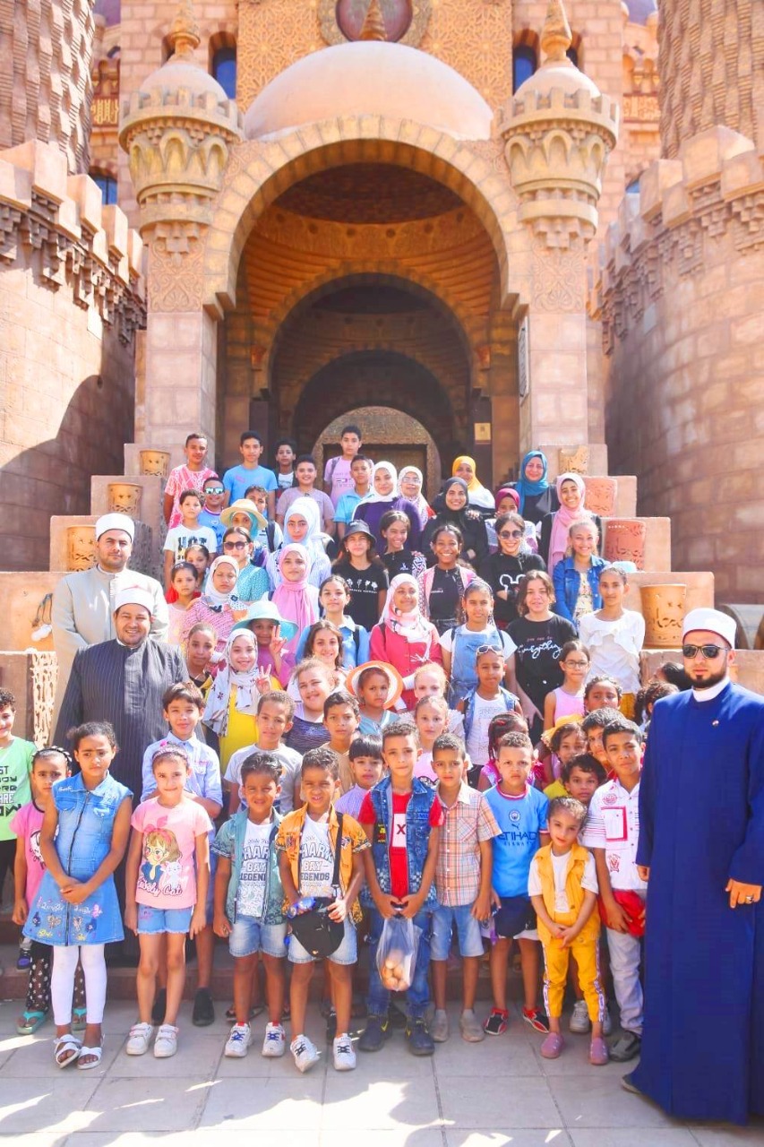 صورة تذكارية للأطفال أمام مسجد الصحابة