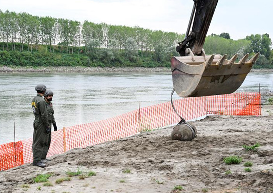 أفراد من الجيش الإيطالي يزيلون قنبلة الحرب العالمية الثانية التي تم اكتشافها في نهر بو الجاف