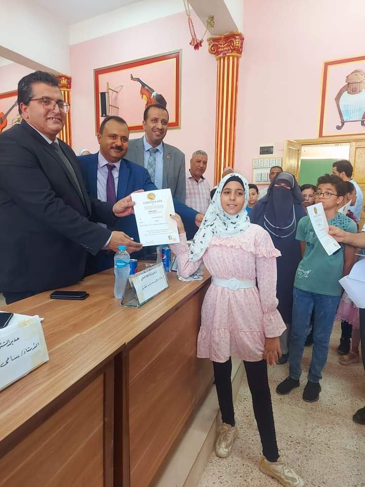 وكيل وزارة التربية والتعليم بجنوب سيناء أثناء تكريم طلاب وطالبات