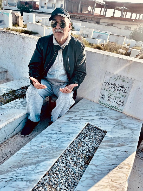 قبر والدة حسين