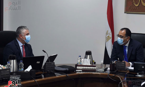 رئيس الوزراء يلتقى رئيس الهيئة العامة للمنطقة الاقتصادية لقناة السويس (4)