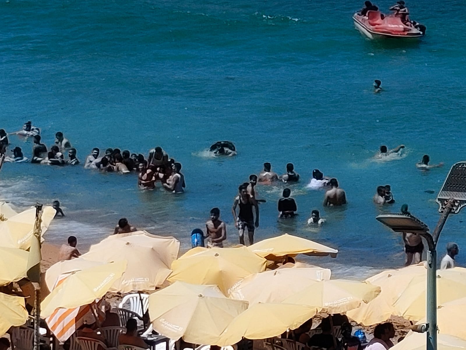 هروب الأسر على شواطئ الإسكندرية للاستمتاع بالمصيف (4)