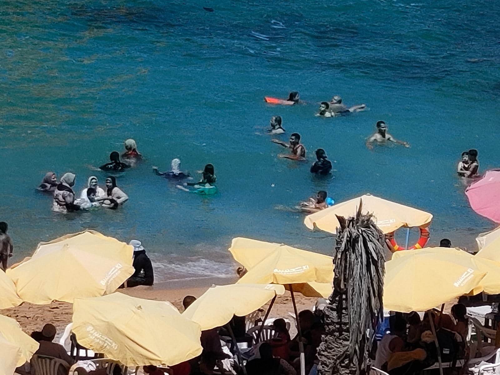 هروب الأسر على شواطئ الإسكندرية للاستمتاع بالمصيف (9)