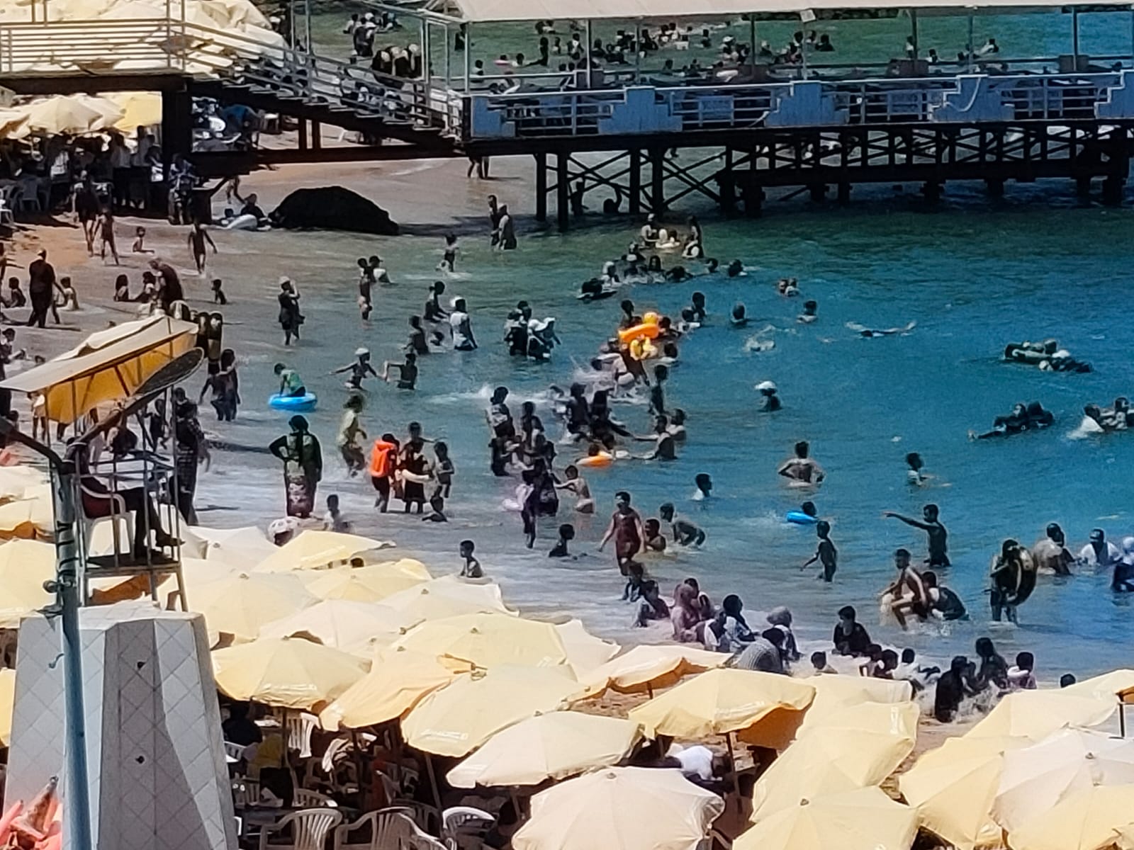 هروب الأسر على شواطئ الإسكندرية للاستمتاع بالمصيف (1)