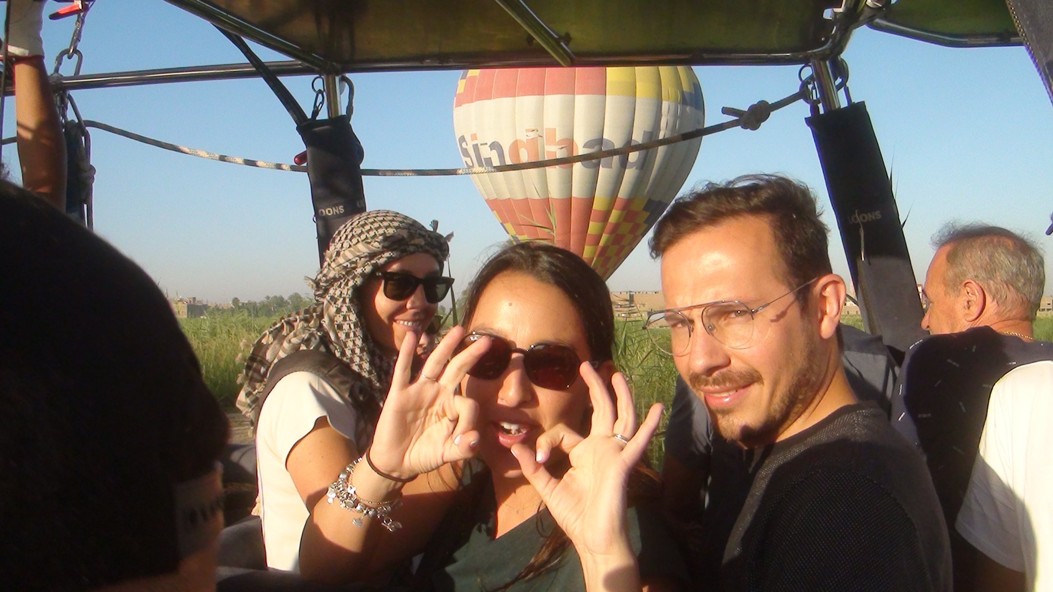 فرحة السياح داخل رحلات البالون بالأقصر