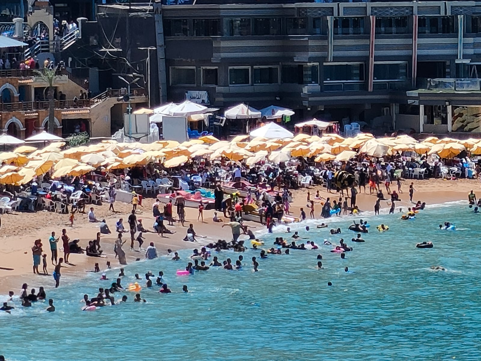 هروب الأسر على شواطئ الإسكندرية للاستمتاع بالمصيف (8)