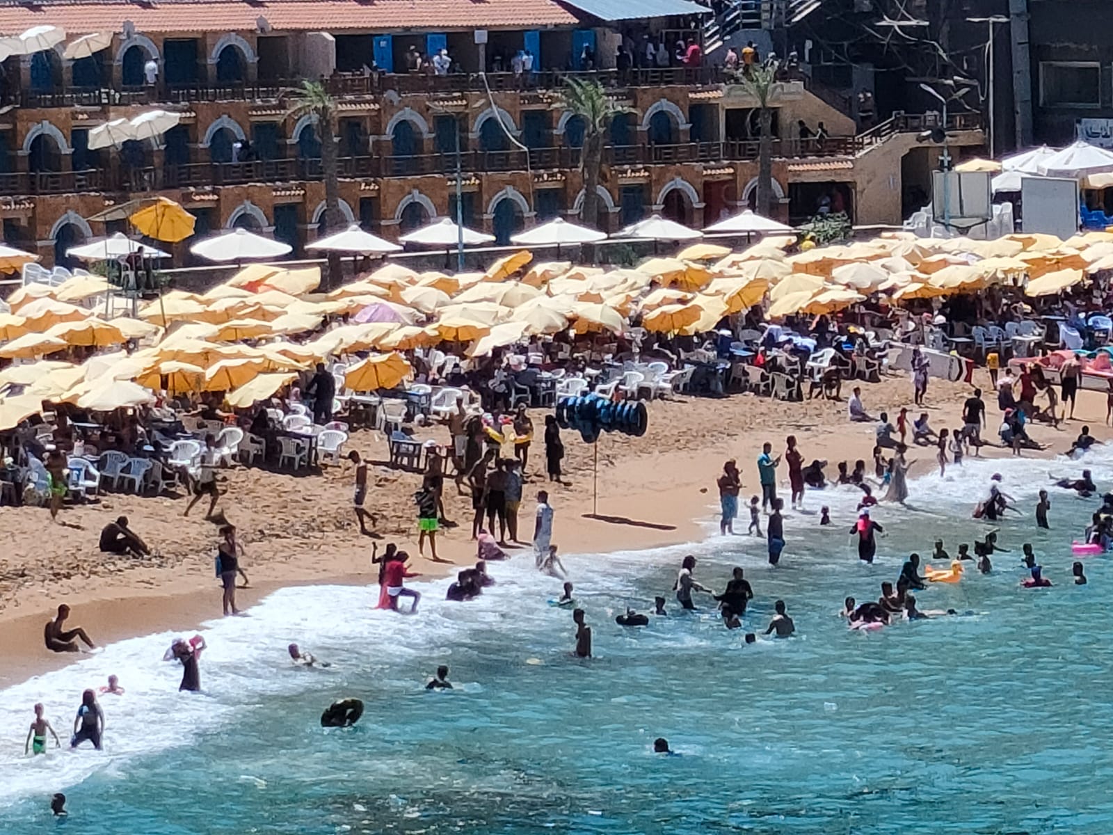 هروب الأسر على شواطئ الإسكندرية للاستمتاع بالمصيف (7)