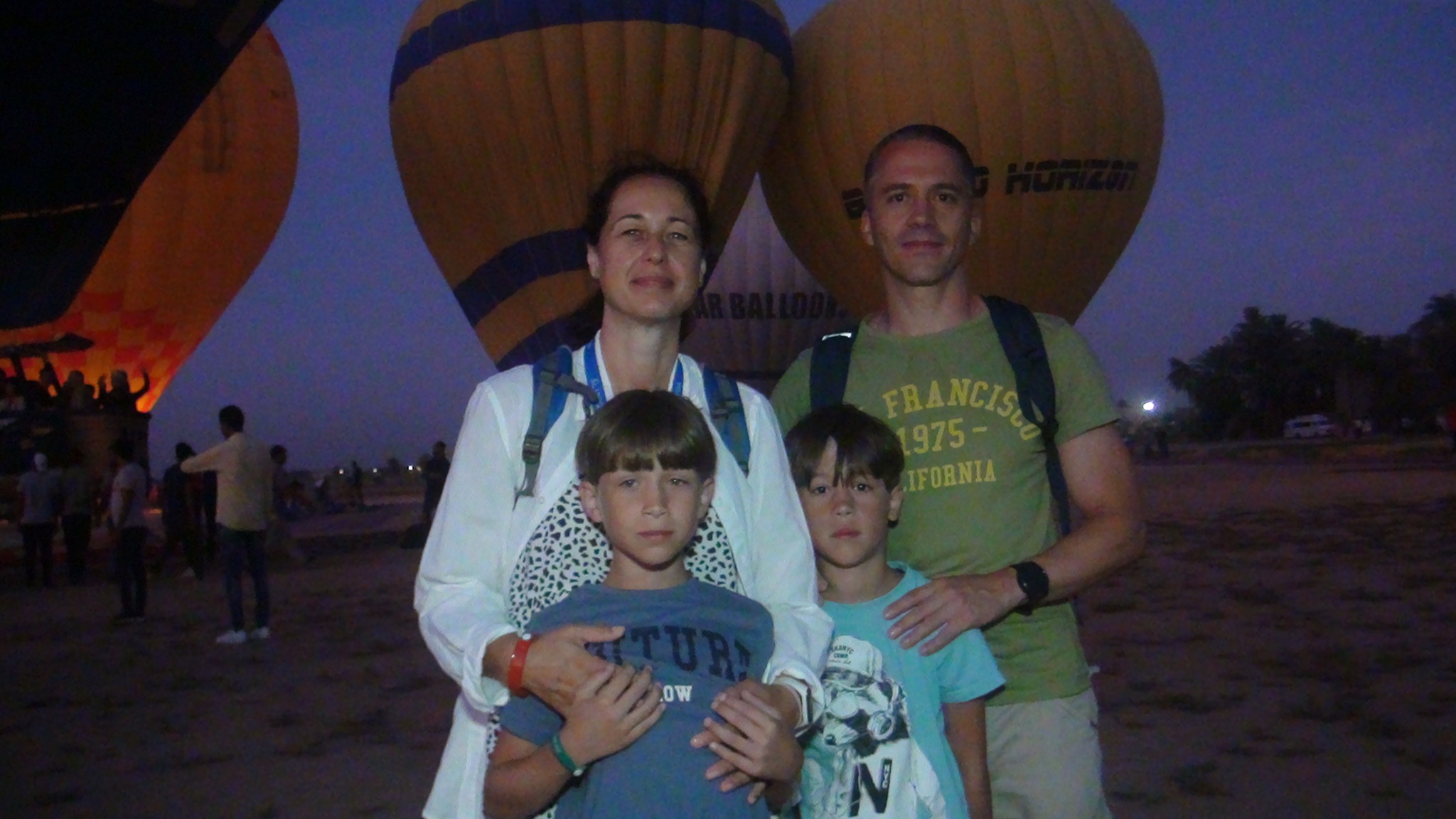 الأسر الأجنبية خلال الاستمتاع بسحر البالون فجراً