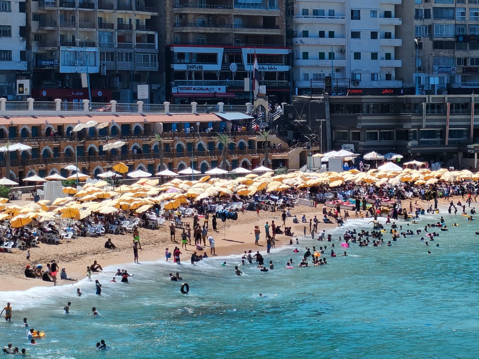 هروب الأسر على شواطئ الإسكندرية للاستمتاع بالمصيف (5)