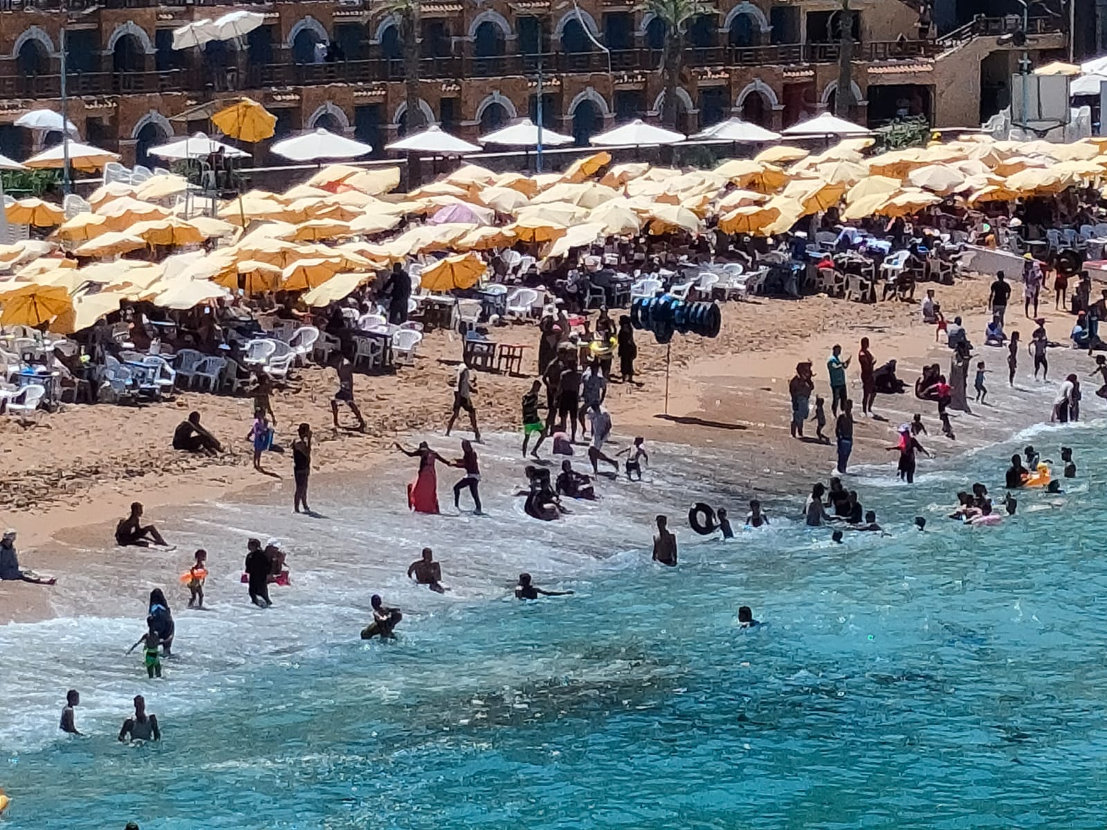 هروب الأسر على شواطئ الإسكندرية للاستمتاع بالمصيف (6)