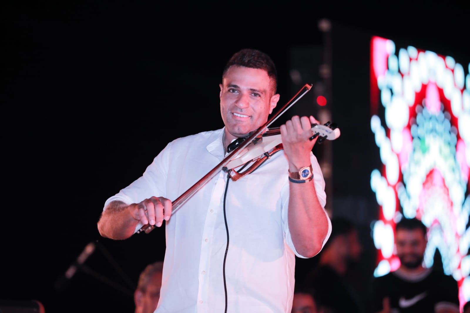 محمد نور يعزف على الكمان