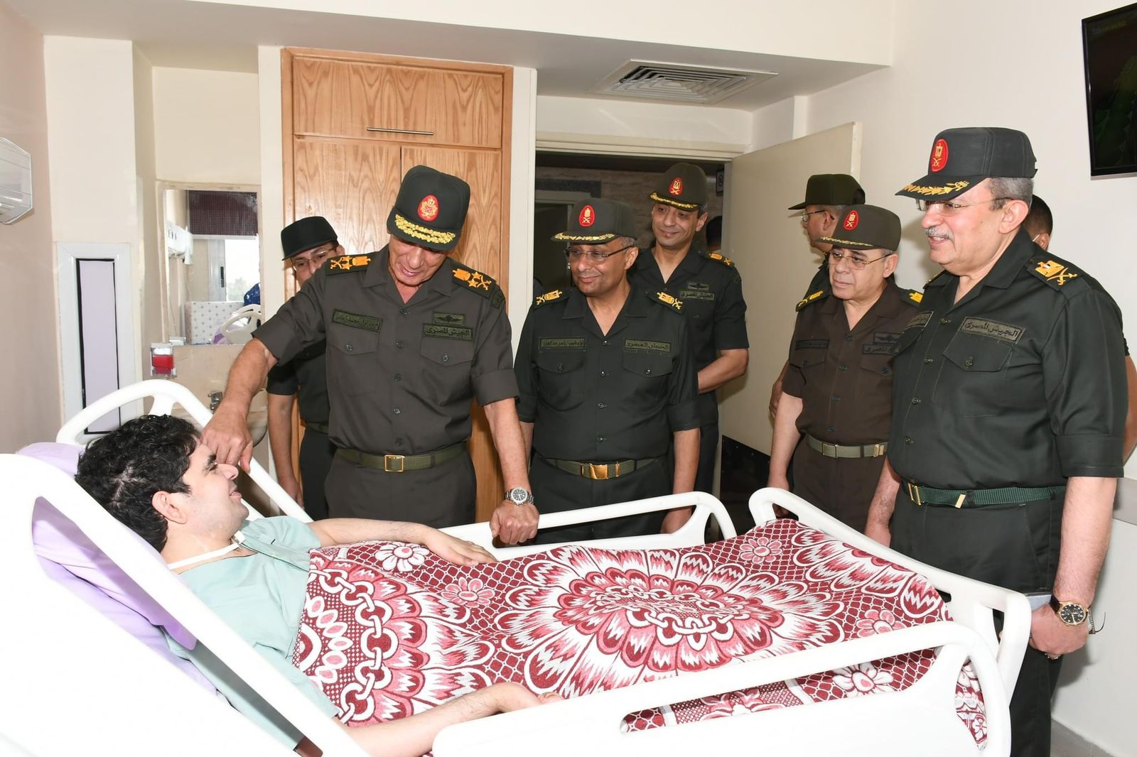 وزير الدفاع يزور مصابى العمليات الحربية بالمجمع الطبى بكوبرى القبة والمعادى  (2)