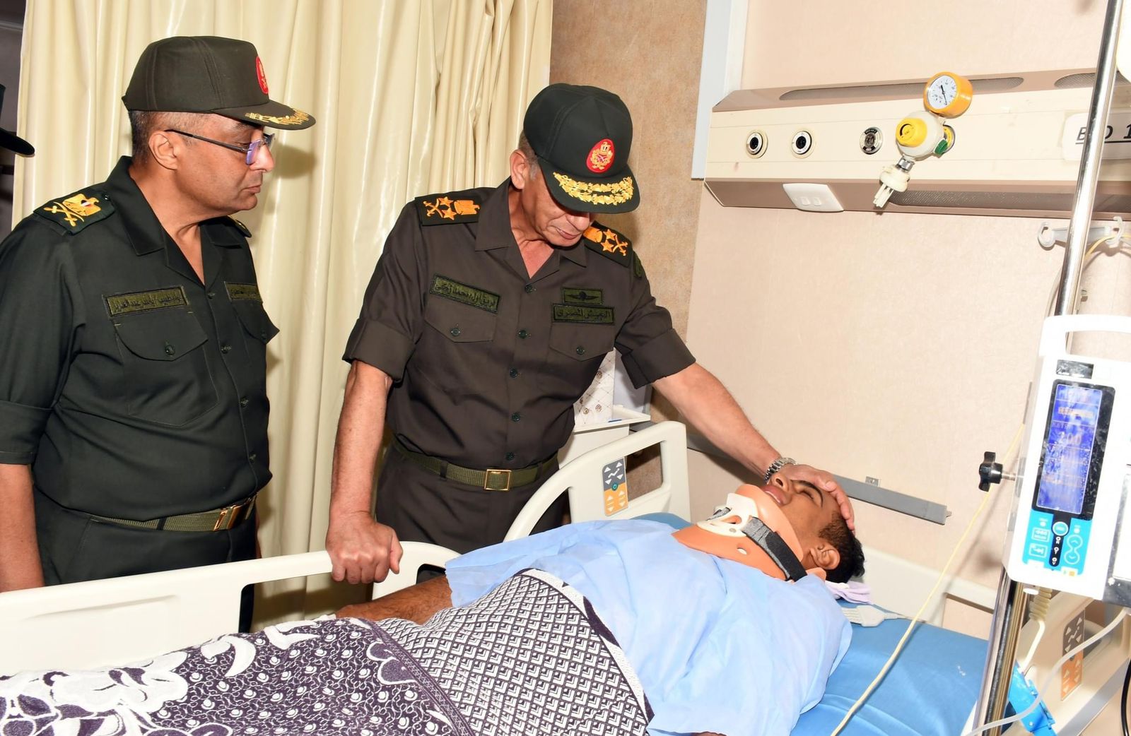 وزير الدفاع يزور مصابى العمليات الحربية بالمجمع الطبى بكوبرى القبة والمعادى  (1)