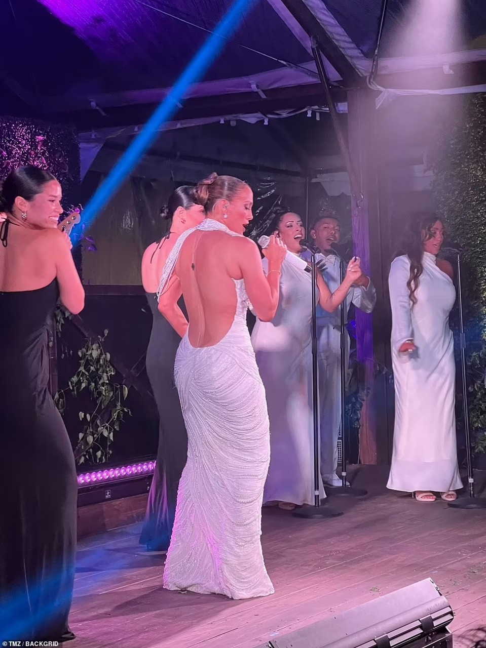 جينيفر لوبيز تقدم اغنية خاصة لافليك في زفافهما