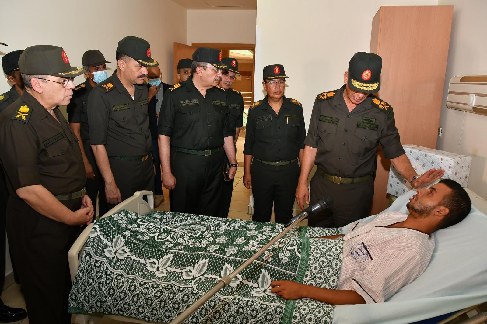 وزير الدفاع يزور مصابى العمليات الحربية بالمجمع الطبى بكوبرى القبة والمعادى  (3)