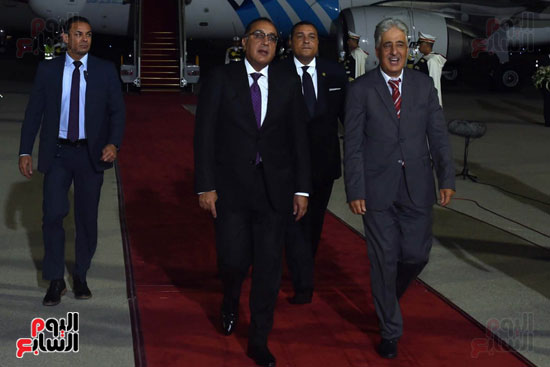 رئيس الوزراء يصل العاصمة التونسية لترؤس وفد مصر فى اجتماعات قمة تيكاد 8 (5)