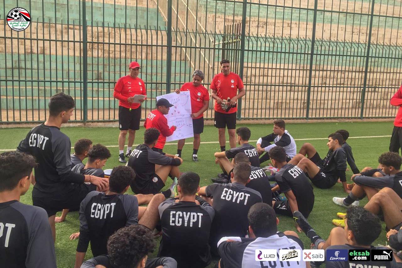 محمد وهبة  يشرح للاعبين خطة المباراة