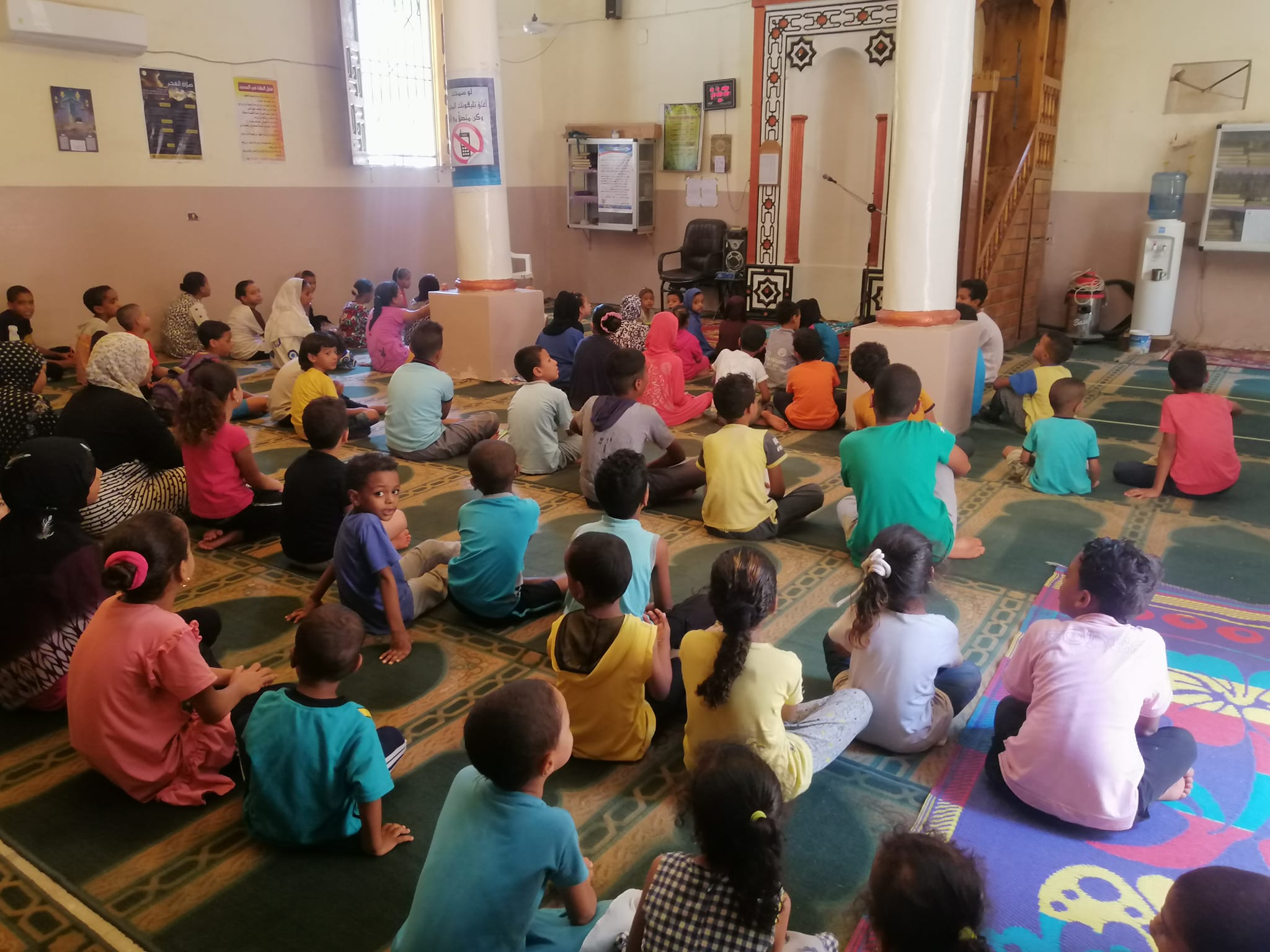 أطفال الأقصر خلال فعاليات البرنامج الصيفى بمسجد النور بالعوامية