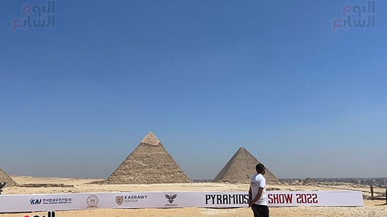 علم مصر يرفرف فوق أهرامات الجيزة (2)