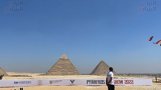 علم مصر يرفرف فوق أهرامات الجيزة (3)